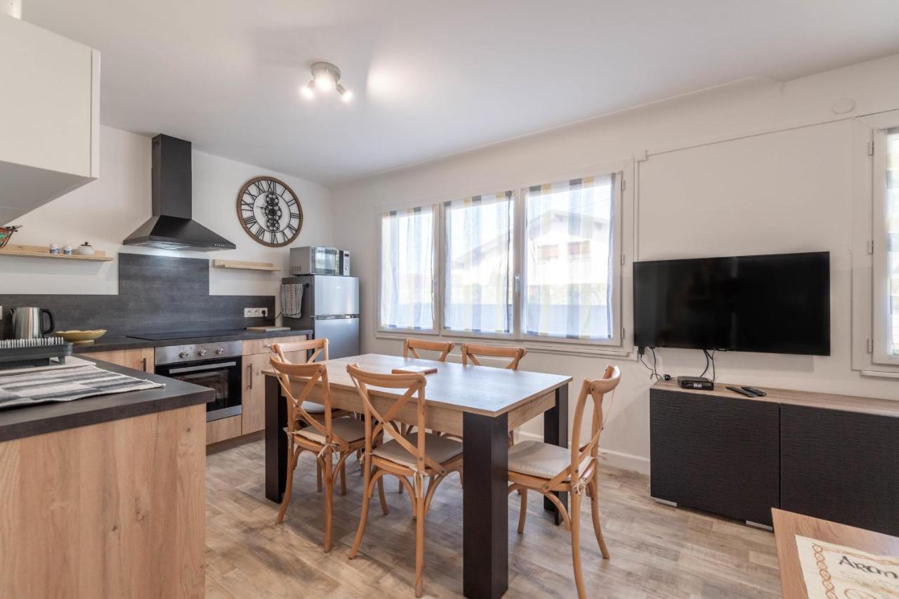 Ideally Located Furnished Townhouse With 3 Bedrooms Parking & Garden Annecy Exterior photo